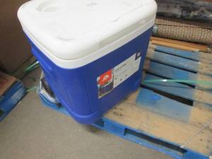 lot 126 image: Igloo Cooler(broken handle) filled ...