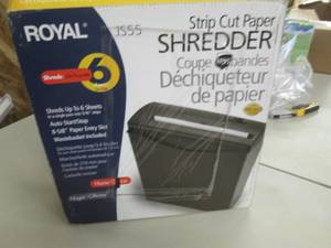 lot 226 image: Royal Strip Cut Paper 6 Sheet Shred...