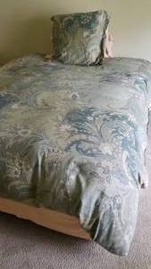 lot 87 image: Queen Comforter Set