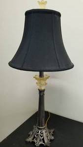lot 114 image: Lucite detailed Table Lamp