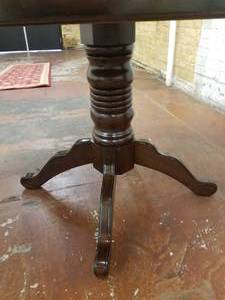 lot 56 image: Elegant Round Dining Table with 2 Leaves