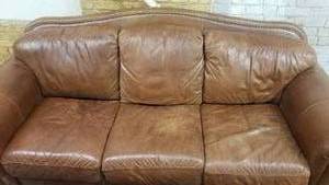 lot 7 image: Beautiful Brown Distressed Leather Couch
