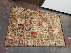lot 25 image: Polyester Machined Rug 57 x 87 inches