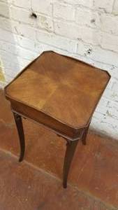 lot 58 image: Hekman Mahogany Stiletto Leg Side Table