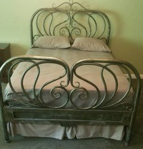 lot 18 image: Ornate Brushed Steel Queen Bed Set