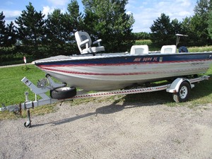 1989  17 FT. ALUMINUM CRESTLINER BOAT  1989 MIDI TRAILER