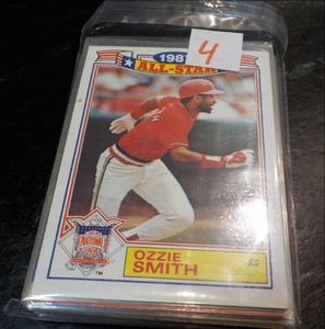 lot 4 image: 25 Baseball Star Cards...