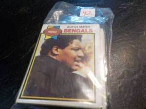 lot 42 image: 55 1979 Topps Football Cards...