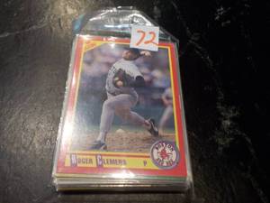 lot 72 image: 25 Baseball Star Cards...
