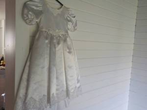 lot 160 image: Flower Girls Dress size 4-6 with a ...