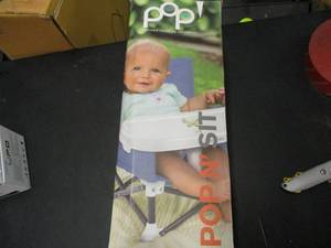 lot 22 image: Summer Infant Pop n Sit Portable Bo...