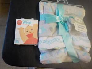 lot 39 image: Luvable Friends 4 Receiving Blanket...