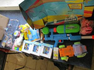 lot 121 image: Nerf Super Soaker Squirt Gun and Ba...