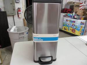 lot 150 image: Room Essentials Trash Can 11.8 gall...