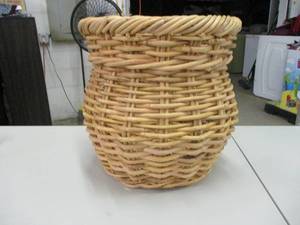 lot 153 image: Threshold Basket 13 x 13...