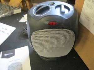 lot 305 image: Amazon Basics Heater- powers on but...