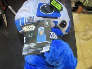lot 323 image: Star Wars Glow in the Dark Hooded B...