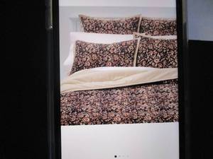 lot 336 image: King Floral Print Velvet Tuffed Qui...