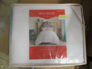lot 337 image: TwinTwin XL Embroidered Duvet Cove...
