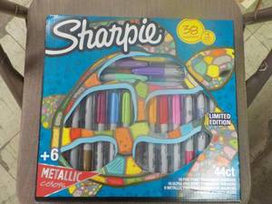 lot 206 image: Sharpie Kit 38 Markers...