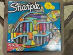 lot 207 image: Sharpie Kit 38 Markers...