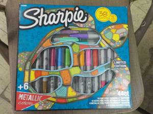 lot 208 image: Sharpie Kit 38 Markers...