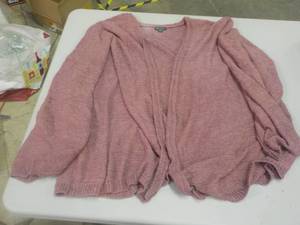 lot 256 image: Wild Fable 2x Sweater...