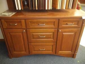 lot 128 image: Yorktowne Display Cabinet with Samples.