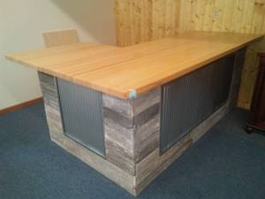 lot 131 image: L Shaped Bar  Counter.