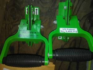 lot 790 image: Glass Grabbers (2) and more.