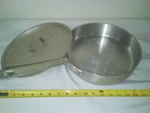 lot 480 image: Commercial 10.25 cast aluminum Frypan & cover.