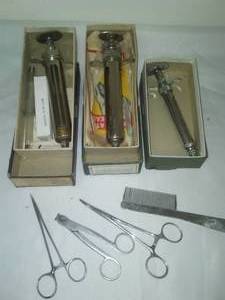 lot 495 image: Veterinary syringes & more.