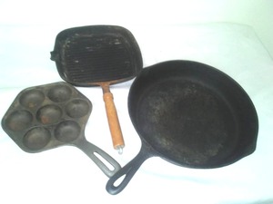 lot 498 image: 3 cast pans 1