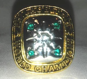 lot 353 image: Philadelphia Eagles 1960 World Champion Ring.