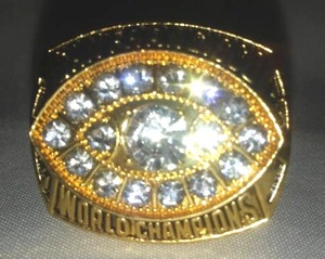 lot 424 image: San Francisco 49er Super Bowl Ring.