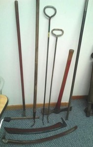 lot 376 image: 9 long handled hand tools