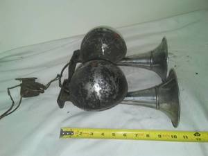 lot 396 image: Dual trumpet horns, chrome with wiring & connections.