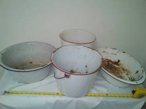 lot 410 image: 4 Vintage enamel ware pots.