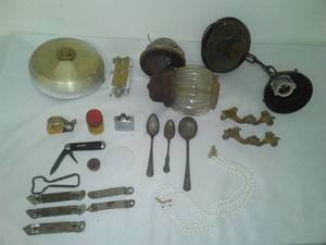 lot 426 image: Misc. Vintage 5 Hamms, 1 grain belt, pocketknife more.
