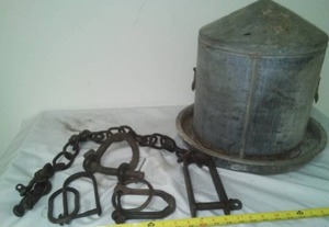 lot 465 image: Hitch & clevis pins metal feeder.
