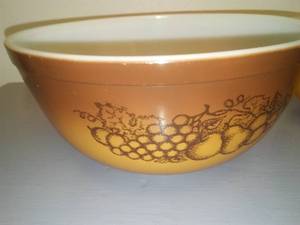 3 pc. Pyrex Bowl Set, Fall Harvest Themed.