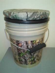 Realtree AP6 Camouflage 5 gallon bucket with Snap-on Swivel padded seat, -New.