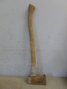lot 28 image: Vintage Ax