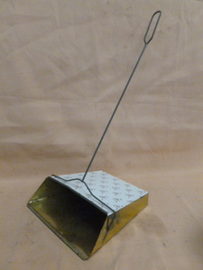 lot 32 image: Vintage Dustpan