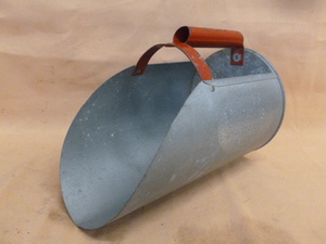 lot 47 image: Vintage Grain Scoop