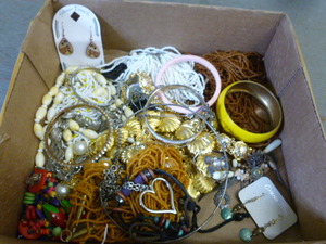 lot 67 image: Jewelry