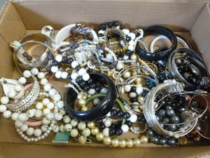 lot 69 image: Jewelry