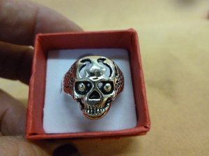 lot 76 image: Mens Ring