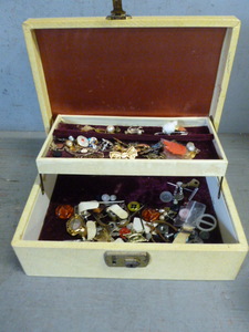 lot 94 image: Vintage Jewelry Box