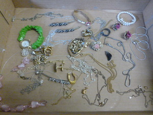 lot 96 image: Jewelry
